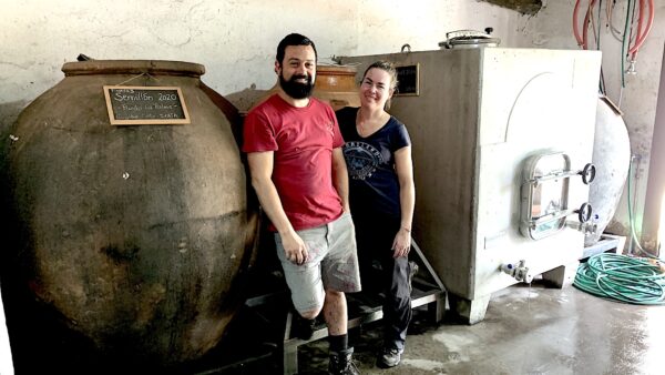 Edgard Carter y Karine Mollenhauer ante la tinaka del semillon 2020.