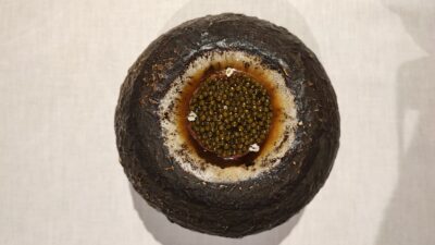 El tartar de patudo canario se cubre de caviar, sobre vajilla de Sonia Jiribizhùa, en San Hô