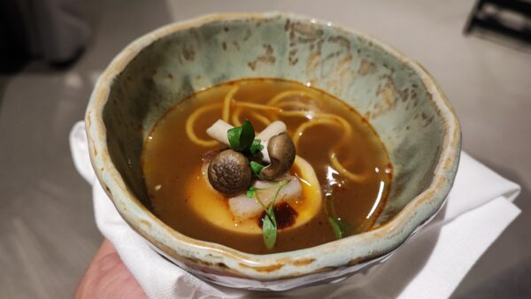 La interpretación del ramen de San Hô incorpora panceta de cochino negro canario