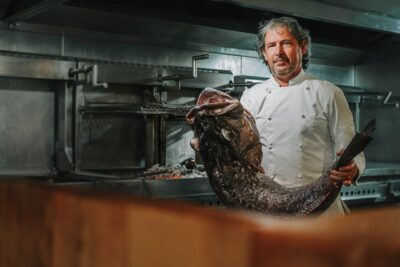 Abel Álvarez (Güeyu Mar) con un mero negro (Foto: Jonathan Hevia)