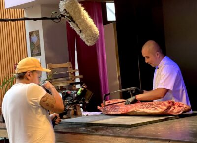 Johny Alejandro Patiño ntrabajando medeio chancho para una filmación.