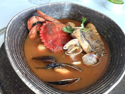 Parihuela de pescados y mariscos.