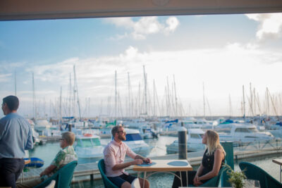 Los mástiles del puerto dibujan el horizonte en restaurante Liken