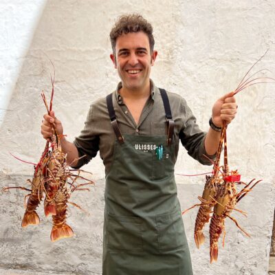 Joan Canals, chef de Ulisses, sujeta cuatro langostas-min