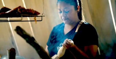 Seleny cocina entre el humo del horno manabita.