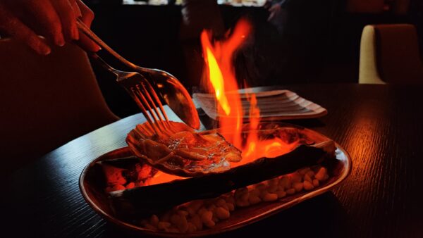 La vieira con setas japonesas y mantequilla tostada llega en llamas a la mesa en Kaori