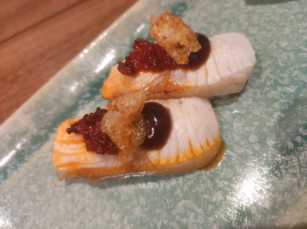 Nigiri de hamachi con sobrasada ibérica