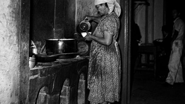 Mujer sirviendo una taza de chocolate. Autor, Gabriel Carvajal.