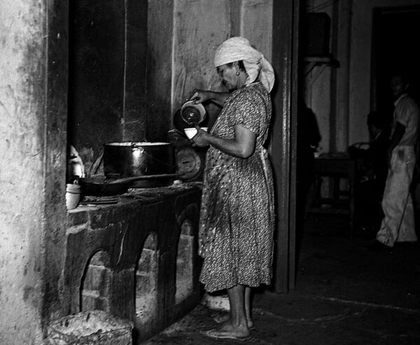 Mujer sirviendo una taza de chocolate. Autor, Gabriel Carvajal.