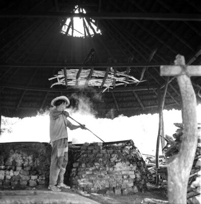 Un hombre prepara panela en su trapiche. Autor, Pablo Guerrero.