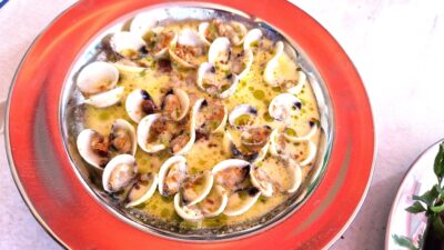 Almejas al vino blanco en Labuta Mar. Foto X. Agulló.