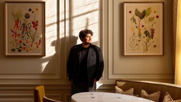 Mauro Colagreco posa en la sala del restaurante que lleva su nombre en Londres (Foto: Matteo Carassale)