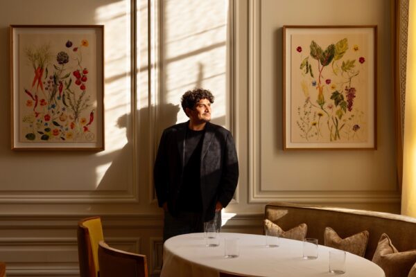 Mauro Colagreco posa en la sala del restaurante que lleva su nombre en Londres (Foto: Matteo Carassale)