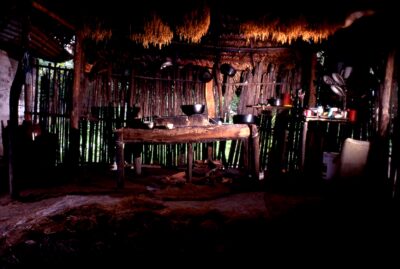 Interior de una choza en 1996. Autor, Juan Fernando Ospina 
