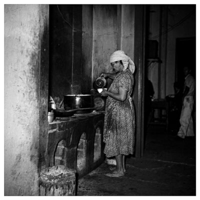 Mujer sirviendo una taza de chocolate. Autor, Gabriel Carvajal.