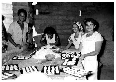 Mujeres preparan productos a base de masa de pan. Autor, León Ruíz.