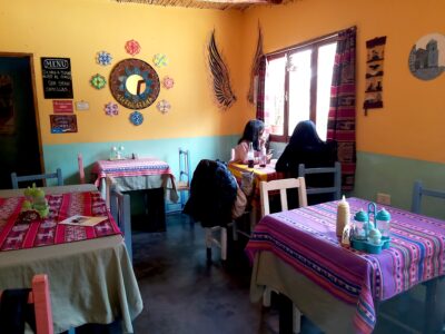 Un comedor sencillo y colorido. Foto L. Vesco.