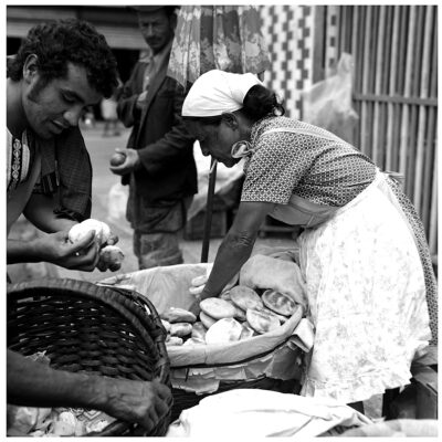 Vendedora callejera de arepas. Autor, León Ruiz.