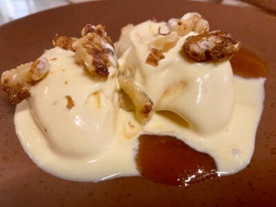 Helado de Idiazábal con nueces caramelizadas