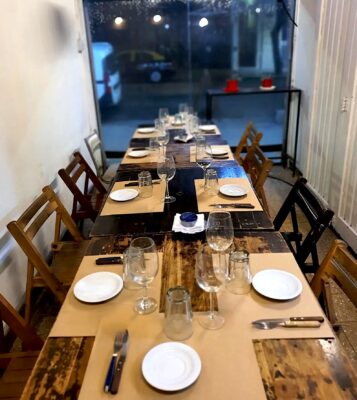El comedor en el garage.