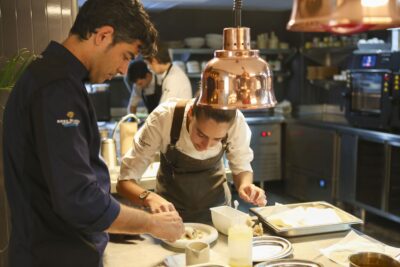 Andreu Genestra en cocina (Foto de Arthur Leblanc)