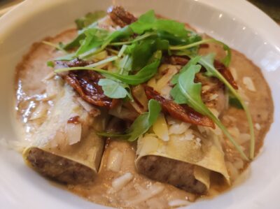 Canelón de carrillera con crema de setas y foie