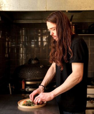 Branko Vaccaro, en el día a día de la cocina.