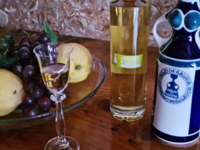 Orujo gallego con IGP (Foto: Bodega Viña Blanca del Salnés)