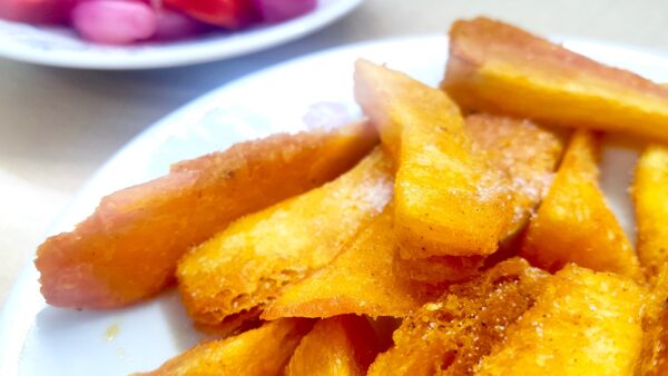 Yucas fritas con cebollitas cañeras. Foto, Daniel Guerrero.