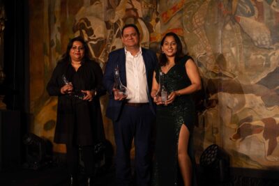 De izquierda a derecha, Amrita Singh, Eduardo Bolaños y Sachindri Rana.