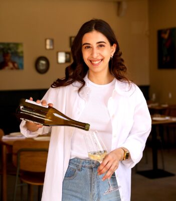 Julia Bottaro se ocupa de los vinos y el salón.