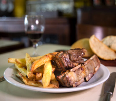 Las carnes marcan el ritmo en Lo el Turco. Foto, Leandro Vesco.