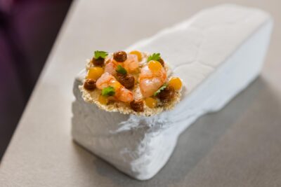 Gamba roja con pies de cerdo suflado y tomate de árbol