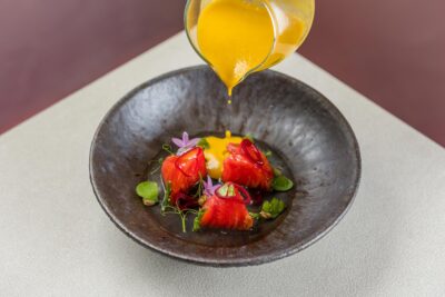 Tomates del maresme con ají amarillo y almendras