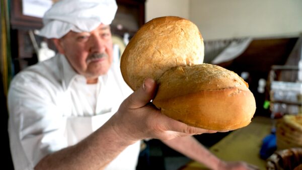 Eduardo Adamini con ña galleta. Foto, Victor Bosero.