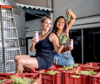 Cristina Pino y Keiko Bishikawa con su Micha Micha. Foto Katsuo Nikishawa