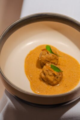 Albóndigas de cordero en salsa de almendras y limón fermentado (Foto: Goma)