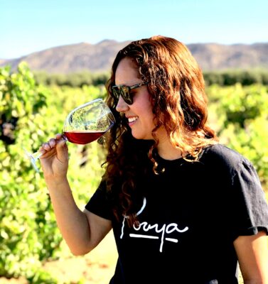 Francisca Parra en las viñas de Pouya. Foto, Pouya.