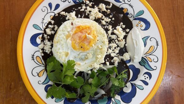 Huevos enmolados en Pancho Maíz.