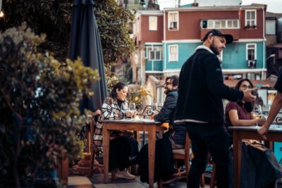 Uno de s tres comedores está en la terraza. Foto, Estudio Bonzai.