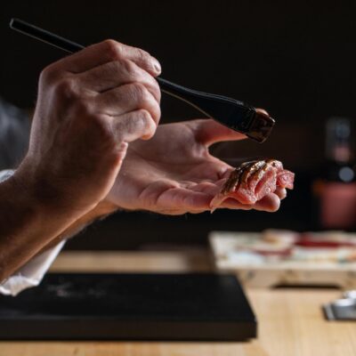Preparación de un nigiri en Zuara