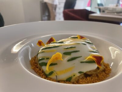 Raviolo abierto con ají de gallina, de Hueso