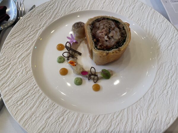 Wellington de manitas de cerdo, salsa perigueux y cítricos
