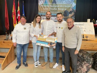 Los ganadores, Elena García y Nauzet Betancort, posan con parte del jurado.