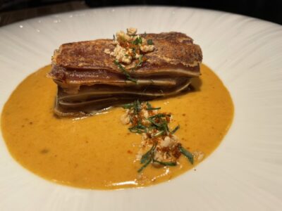 Oreja con salsa satay, cacahuete y jardín de Trasto