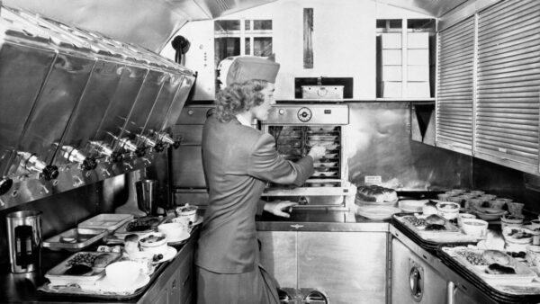 Preparación del servicio de café a bordo de un avión comercial años 50. Imagen del libro 'Manjares en el cielo'