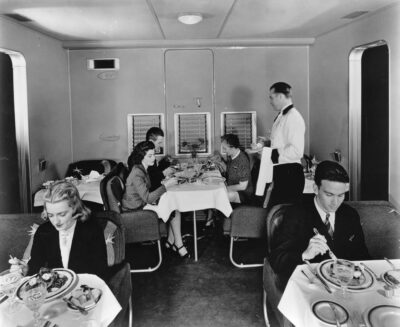 Servicio de almuerzo a bordo de un Cliper. Imagen del libro 'Manjares en el cielo'