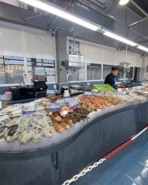 Antonia y Mercedes repasan los precios antes de abrir la pescadería