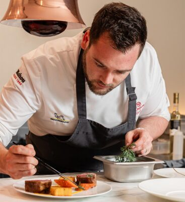  Ricky Smith aporta su toque británico a la cocina de Baló