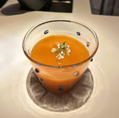 Bloodie Mary con zanahoria, erizo y naranja, de Esencia